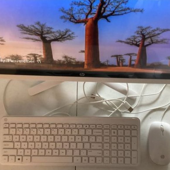 HP 22 - b013w All-In-One Desktop - Picture 3 of 8